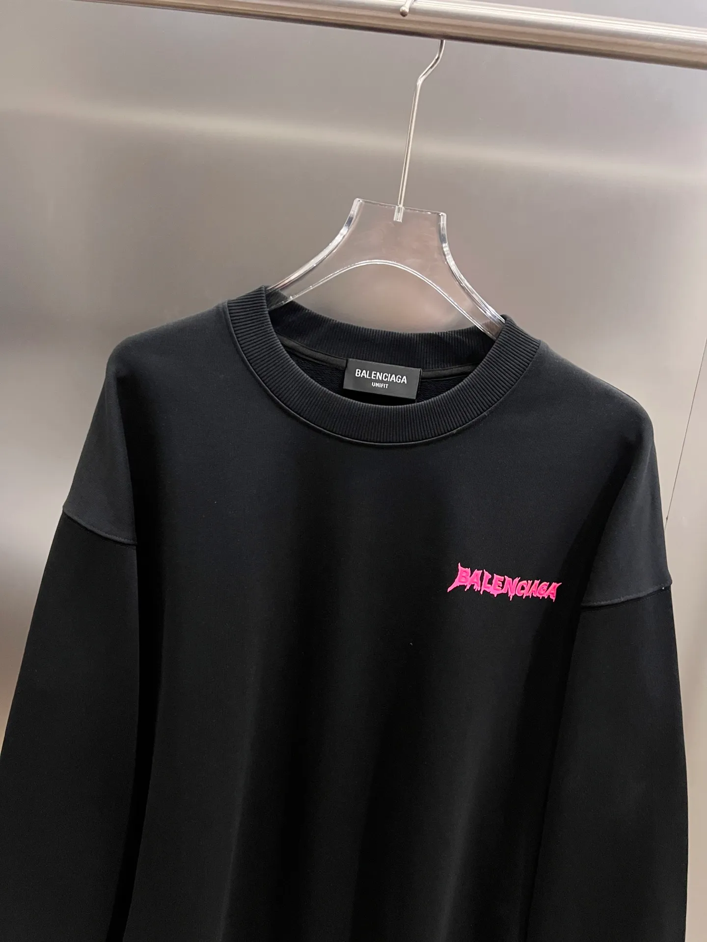 BAL Balenciaga 2026 Autumn and Winter New Arrival Round Neck Long Sleeve Sweater Classic Letter Flocking Print + Three-dimensional Silicone Technology Men and Women Same Style Loose Version S M L XL XXL Five Codes Color: Black White